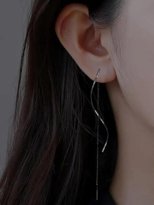 Sophisticated earrings with wave-shaped edges