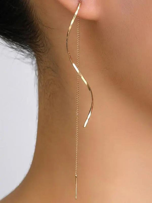 Sophisticated earrings with wave-shaped edges