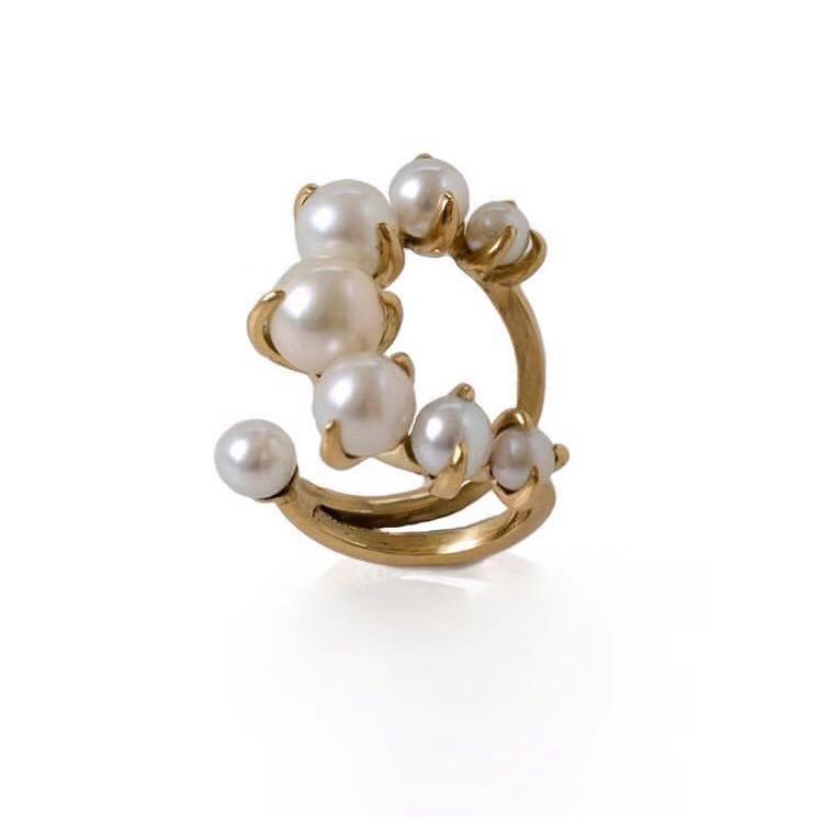 Gradient Crescent Pearl Ring Curren