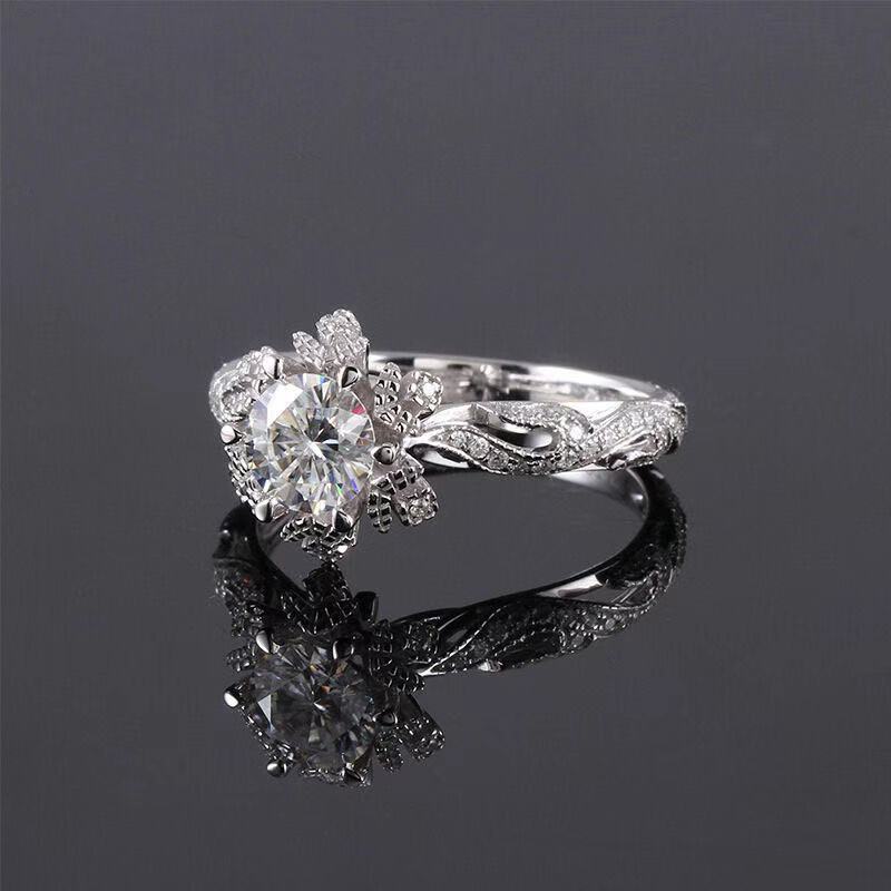 Women's Vintage Hollowed-out Moissanite Diamond Ring Curren