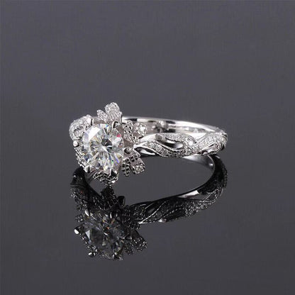 Women's Vintage Hollowed-out Moissanite Diamond Ring Curren