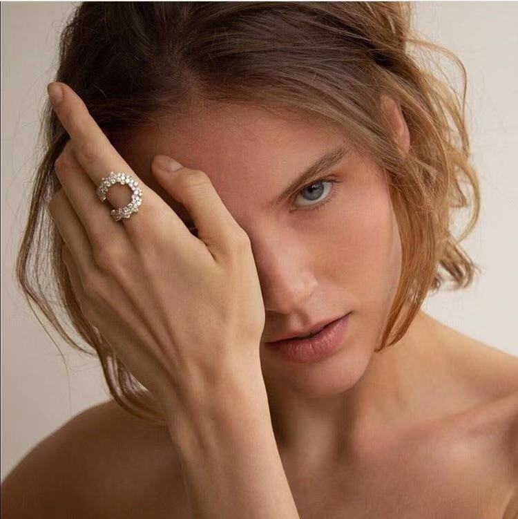 Gradient Crescent Pearl Ring Curren